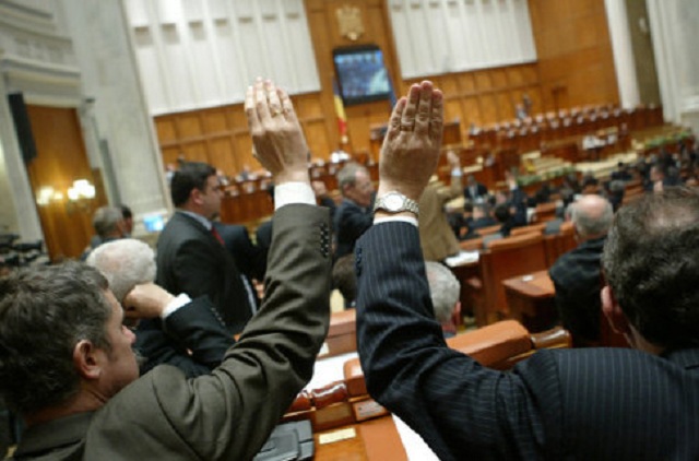 Власти Румынии отменят указ о смягчении наказания за коррупцию после массовых протестов