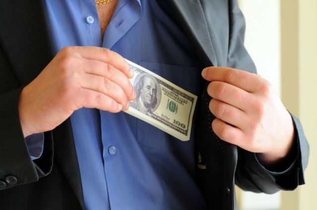 Сотрудник ГФС в Запорожской области попался во время получения очередной взятки