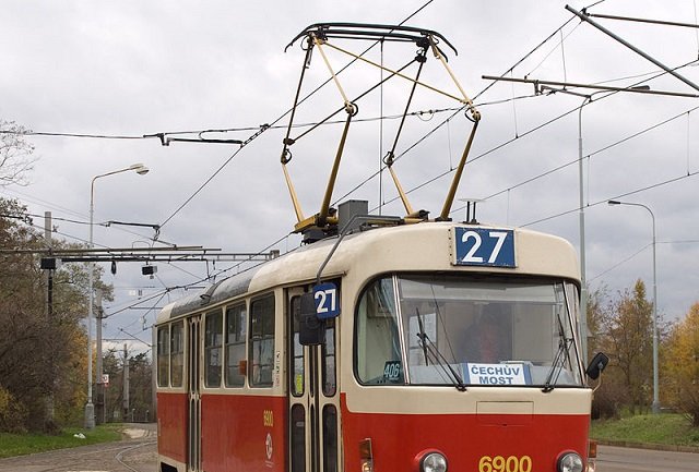Лобовое ДТП в Харькове: два трамвая столкнулись, пострадала женщина