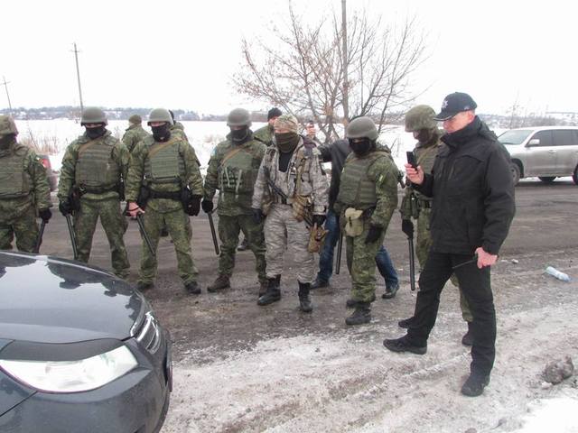 Спецназ пустил в ход спецсредства против участников блокады, которые блокируют титушек