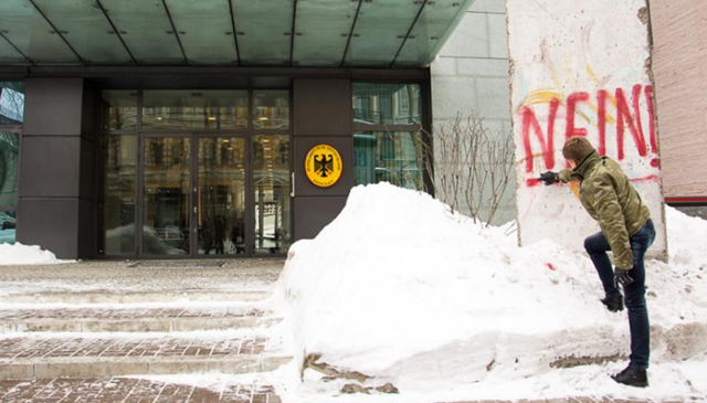 Возле немецкого посольства в Украине нардеп нарисовал Райхелю граффити