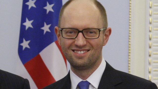 Яценюк готовий повчити Трампа будувати стіну на кордоні