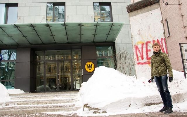 У немецкого посольства группа киевлян принялась отмывать нанесённые нардепом Гончаренко граффити