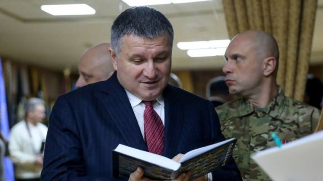 Як Аваков знижував ціни на Mitsubishi для поліцейських