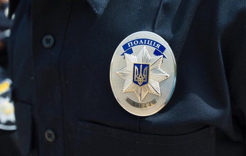 10-річна дівчинка виказала поліцейським усі батькові схованки з наркотиками. ВІДЕО