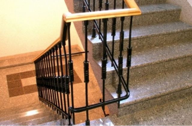 Психанула: одесситка спустила с лестницы представителя Одессагаз