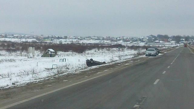 Автомобіль перевернувся на трасі у Львівській області