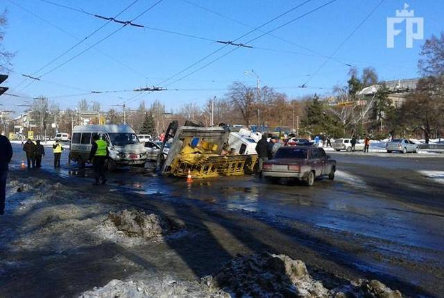 В Запорожье маршрутка с пассажирами повалила на бок авто коммунальщиков