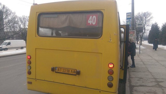 В Івано-Франківську водій виштовхав учня із салону маршрутки