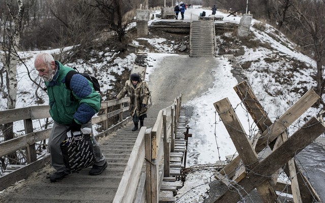 ОБСЕ: Мост в Станице Луганской пошел трещинами. Деревянный трап разламывается
