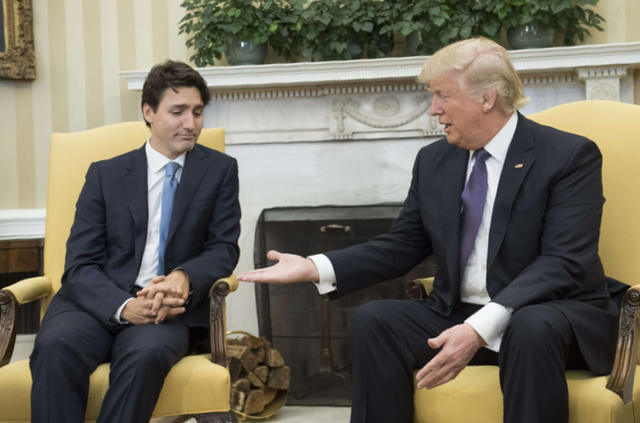 Премьер Канады Трюдо устоял перед фирменным рукопожатием Трампа