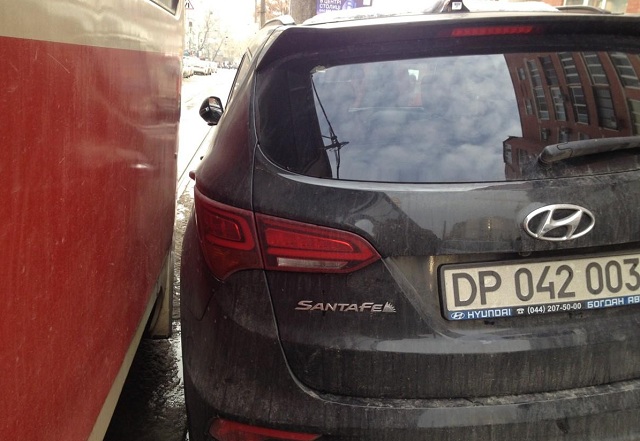 Автомобиль иностранного дипломата заблокировал движение трамваев в Киеве