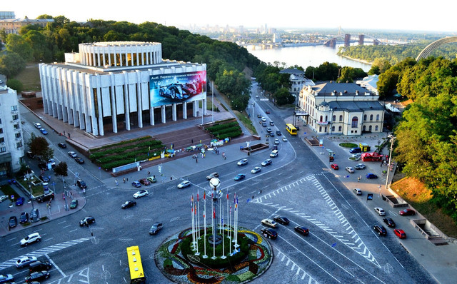 Людей в центре Киева заставляют проходить через металлоискатели