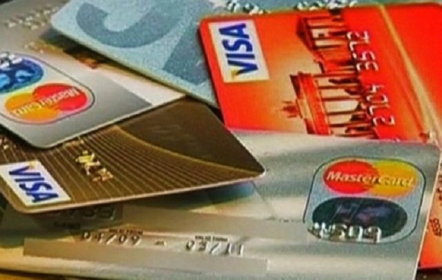 Клиенты "ПриватБанка" и "Ощадбанка" чаще других страдают от карточных мошенников