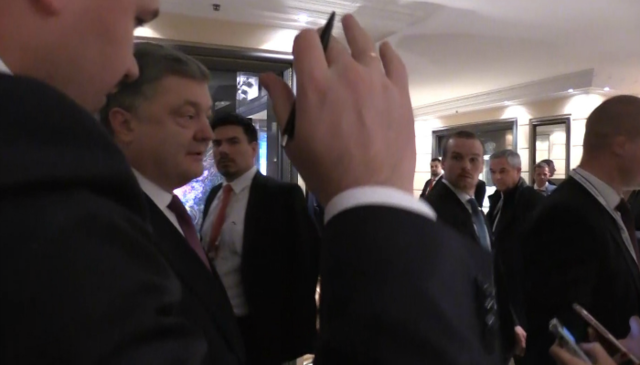 Российская журналистка получила отпор от охраны Порошенко в Мюнхене