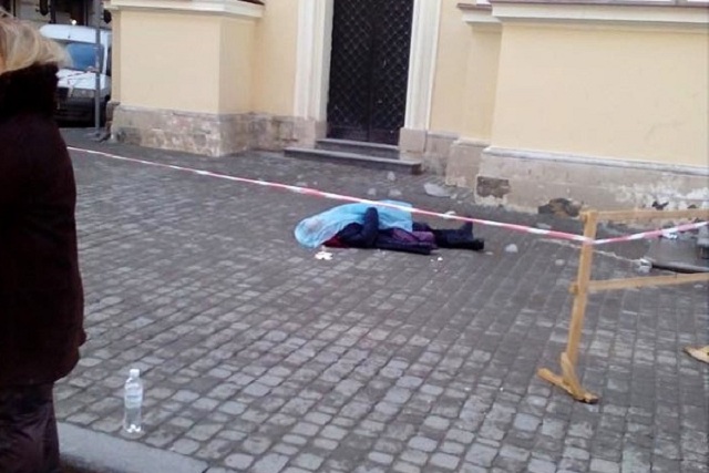 Падіння криги з даху церкви вбило жінку у Львові