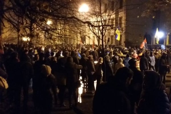 В ходе столкновений в Киеве женщине-патрульной сломали пальцы