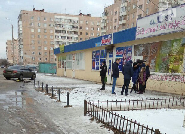 В Запорожье средь бела дня девочку затащили в авто и похитили