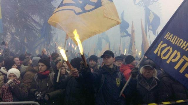 Под Радой гремят взрывы, площадь в дыму
