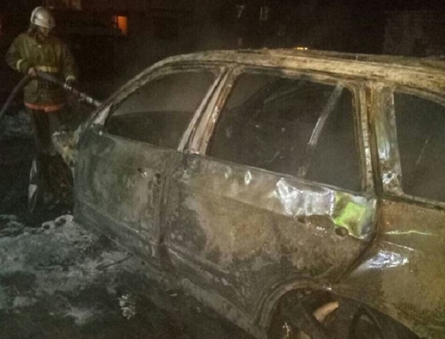 В соцсети появилось видео масштабного ночного автопожара в Киеве