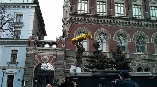 Порошенку подарували цукерку та квиток до Липецька