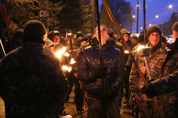 Центром Рівного пройшли люди зі смолоскипами