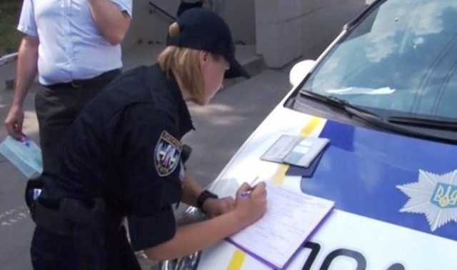 В Черновцах суд признал незаконным требование полиции предъявить полис страховки