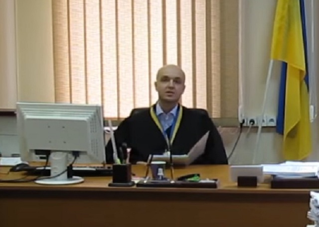 Судья Оксюта вместо дисквалификации продвигается по службе, параллельно повышая свое благосостояние