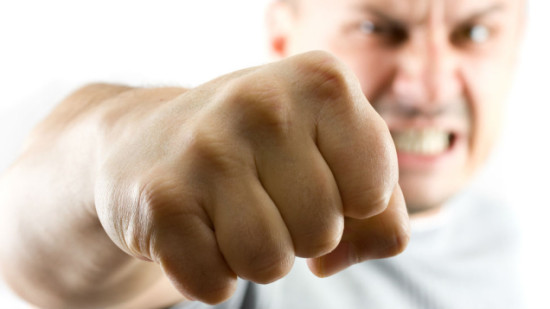 Жертвы ДТП жестоко избили военного, пытавшегося им помочь