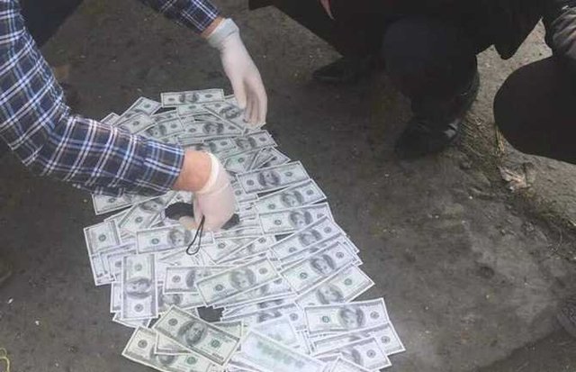 Чиновник "Укрзализныци" попался на взятке свыше 10 тысяч долларов