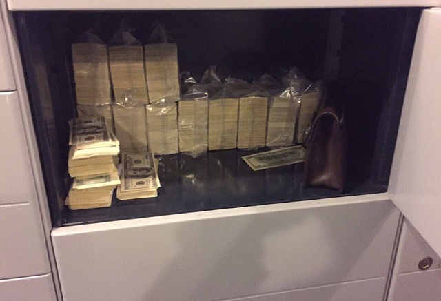 Бывшего работника фискальной службы поймали на взятке в 33 млн. грн