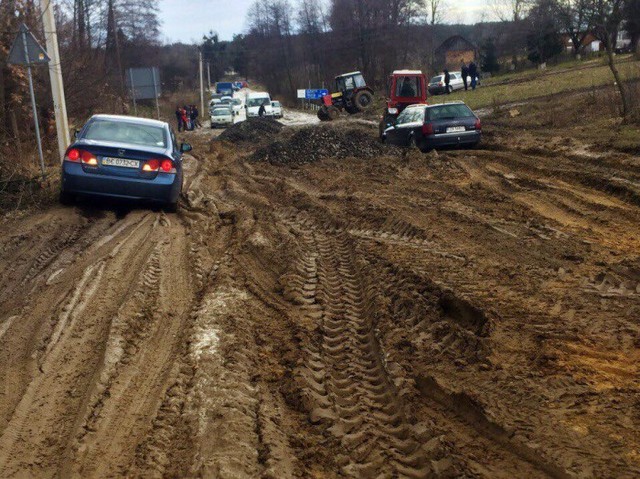 Дорога на украинско-польский пропускной пункт Грушев превратилась в болото