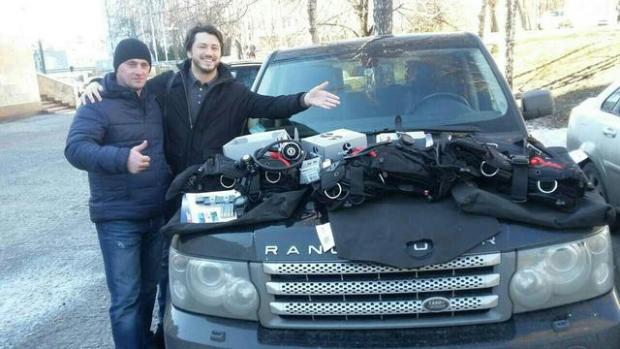 Український шоумен передав військовим водолазні костюми