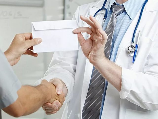 Українка: Дала собі слово більше не давати хабарів. На тиждень потрапила в лікарню