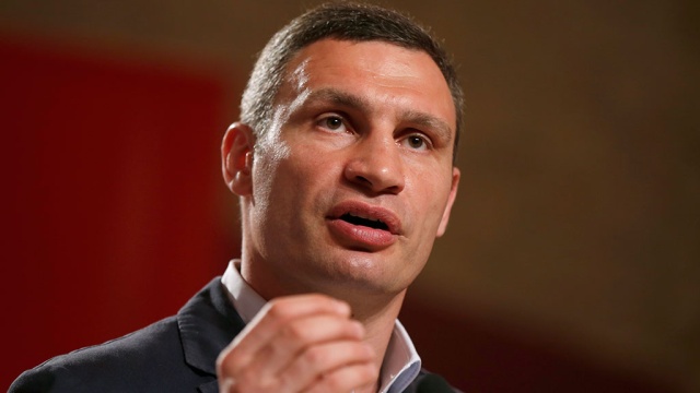 Кличко уволил двух чиновников из-за обвала моста