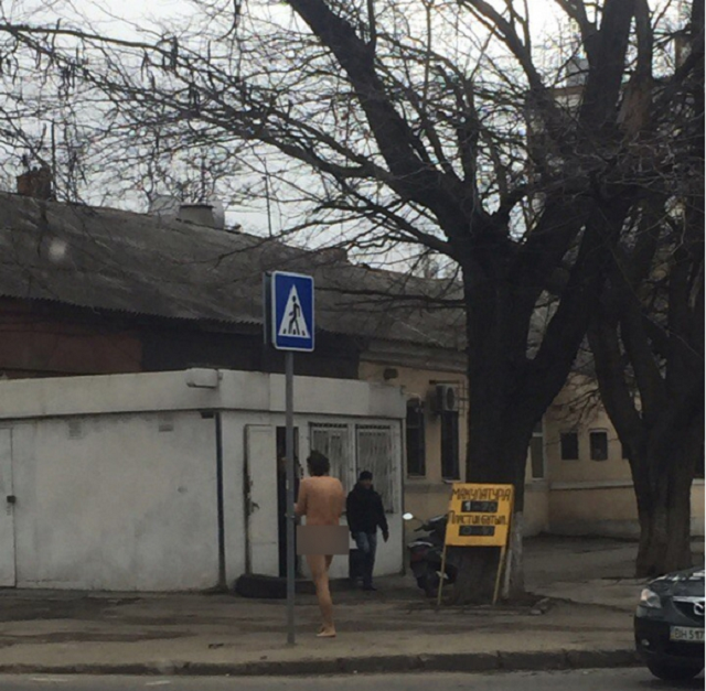 По Одессе разгуливает голый мужчина, который "оплатил коммуналку"