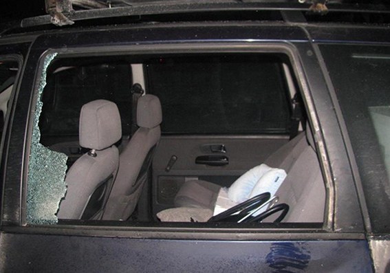 На Хмельнитчине пьяные мужчины стреляли в автомобиль с молодоженами