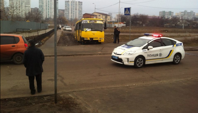 Киевские патрульные устроили погоню за похищенной маршруткой с людьми