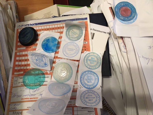 В Киеве директор турфирмы подделывала “вид на жительство” в Европе