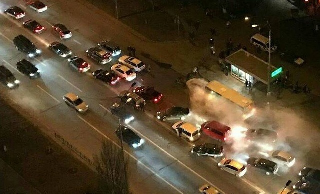 В Киеве автомобиль загорелся во время движения