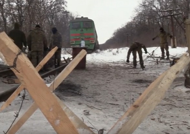 Один із заблокованих потягів рушив. "Блокадники" не заважають