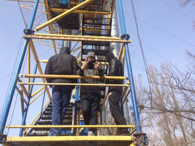 В Киеве неизвестные в масках срезали троллею над Днепром