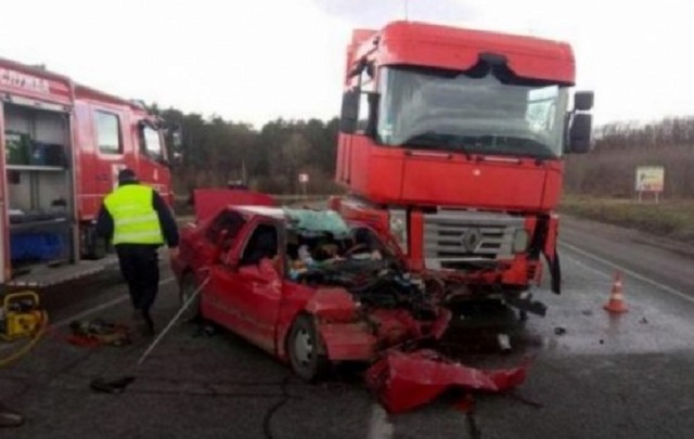 Жуткое ДТП на Львовщине: фура раздавила иномарку, убив двух человек