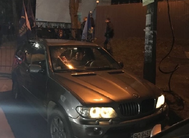 Активисты показали роскошные автомобили "Автомайдана"