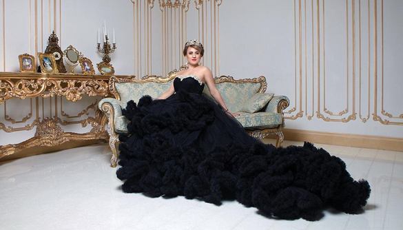 Богиня юриспруденции.Пресс- секретарша суда где лежал Насиров позирует в образе императрицы