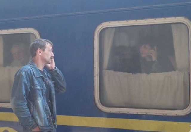 Мережа в захваті від фото, де чоловік проводжає дружину на Донбас