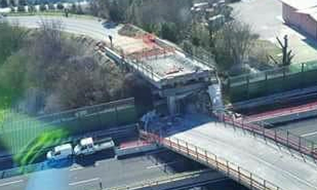 В Италии обрушился автомобильный мост: есть погибшие