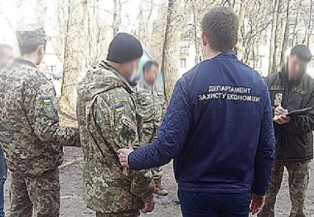 В учебном центре «Десна» командир роты продавал солдатам отпуски за три тысячи гривен