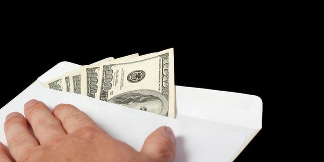 Получателя взятки для топ-чиновника НБУ терроризируют в СИЗО