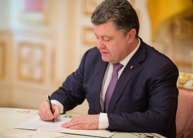 Порошенко предложили запретить использовать российский рубль в Украине